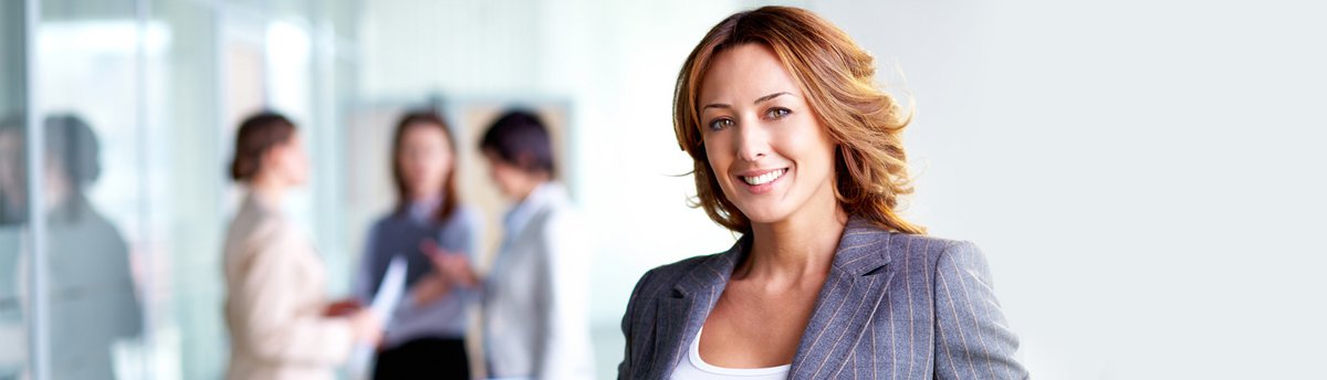 Frauen und Wirtschaft Frau und drei weitere Frauen im Hintergrund